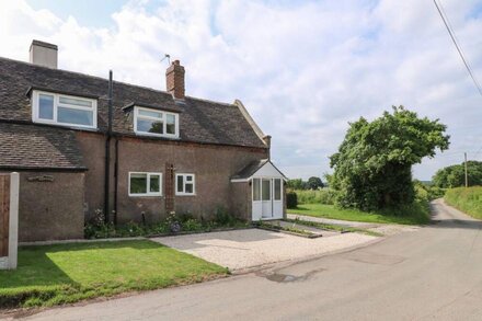 TOLLDISH COTTAGE, family friendly, with a garden in Great Haywood