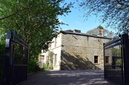 THE OLD POST OFFICE AT HOLMFIRTH, pet friendly in Holmfirth