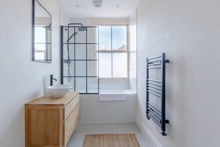 Chic & Modern 2BD Maisonette in Homerton