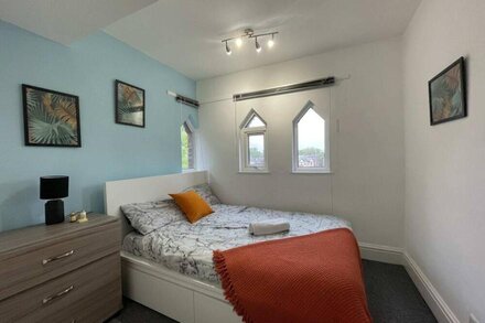 R&R in Withington (4 Bedrooms, 7 Beds, Free Parkg)