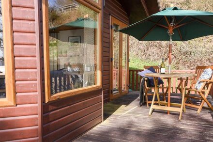 THE LODGE @ CLIFFTOP PARK, country holiday cottage in Charmouth