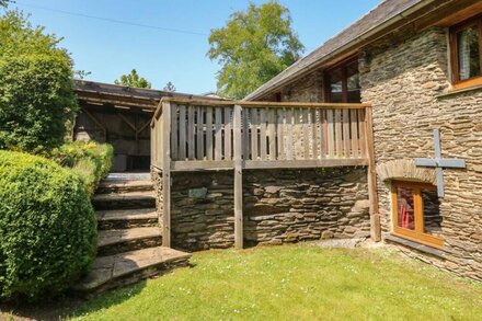 COWSLIP BARN, pet friendly, character holiday cottage in Dittisham