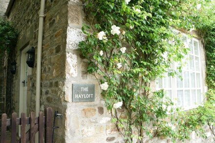 The Hayloft- dog friendly romantic retreat- log burner and lovely rural views