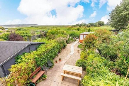 BOURNECOAST: The house is on the water's edge of Stanpit Marshes - HB5901