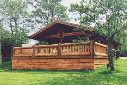 Lakeside Log Cabin & Hot Tub