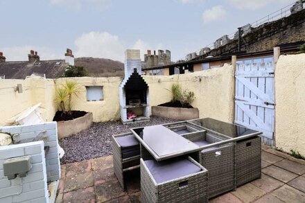 TY PEN Y BRYN, pet friendly, with open fire in Conwy