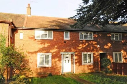 Spacious 3-Bed House near Heathrow