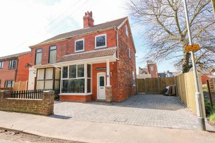 THE BEACH HOUSE, pet friendly, with hot tub in Mablethorpe