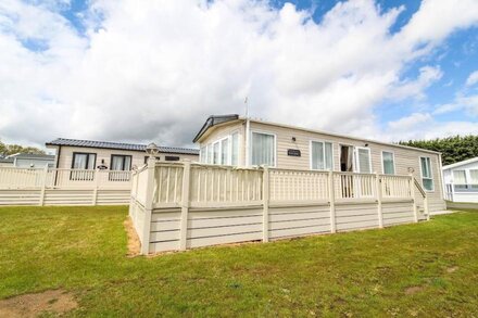 Beautiful 6 berth caravan at Carlton Meres Holiday Park in Suffolk ref 60037FW