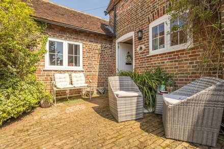 The Mews -  a beautiful cottage that sleeps 4 guests in 2 bedrooms