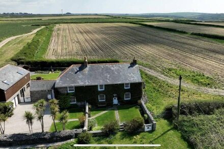 Cornish Cottage walking distance to Porthcothan Beach.