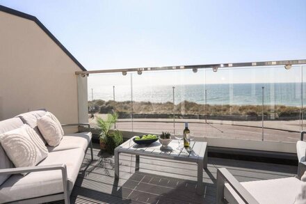 26 AWEL Y MOR, pet friendly, luxury holiday cottage in Pwllheli