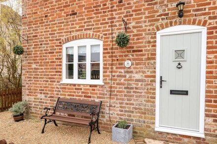 HOLLY COTTAGE, pet friendly, character holiday cottage in Sea Palling