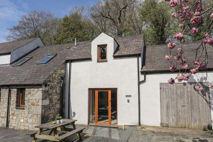 LONG COTTAGE, pet friendly, character holiday cottage in Beaumaris