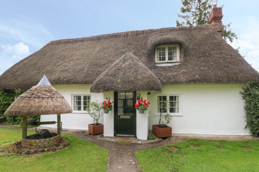 THATCH COTTAGE, pet friendly, with open fire in Buckland Newton