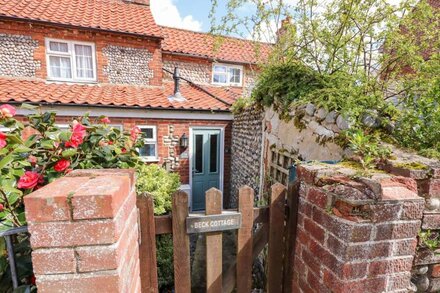 BECK COTTAGE, pet friendly, character holiday cottage in Sheringham