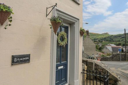 BRIGWYN, pet friendly, character holiday cottage in Nefyn