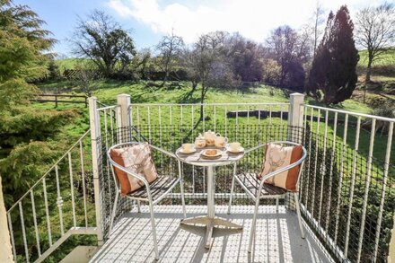 THE CHEESE LOFT, character holiday cottage in Carmarthen