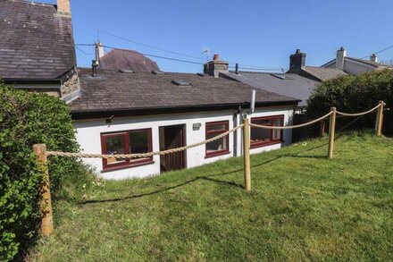 FRONDEG, family friendly, with a garden in Newport, Pembrokeshire