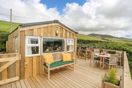 CABAN CWTCH (THE COSY CABIN), pet friendly, with a garden in Trefor