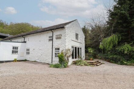 NANT COED BARN, family friendly, with hot tub in Abergele