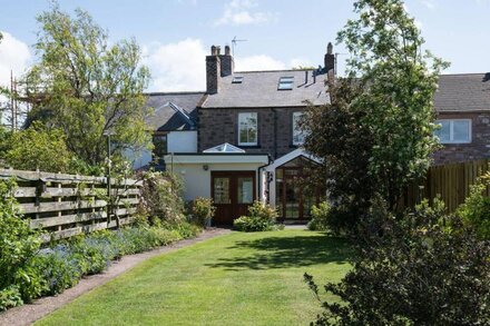 BELVEDERE - sleeps 6, country comfort with all the charm of village life