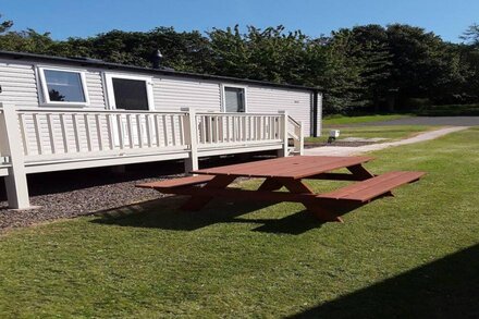 Delux Caravan sleeps 6 on an extremely popular site