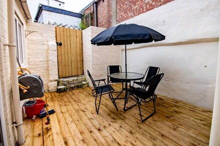 New! Stylish Apartment With Outside Decking Area