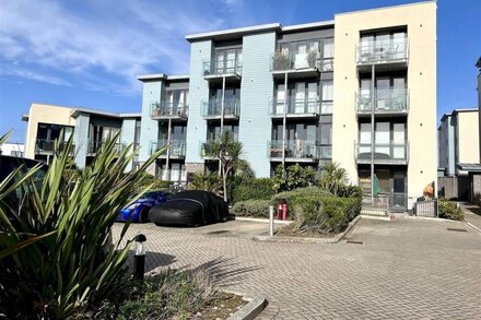 Pass the Keys | Modern Two Bedroom Apartment near Fistral Beach