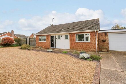 32 QUEEN ELIZABETH DRIVE, pet friendly, with a garden in Dersingham