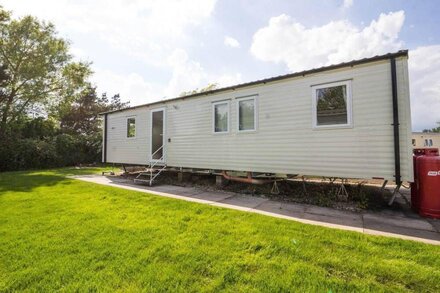 Brilliant 8 berth caravan at Southview Holiday Park in Skegness ref 33050M