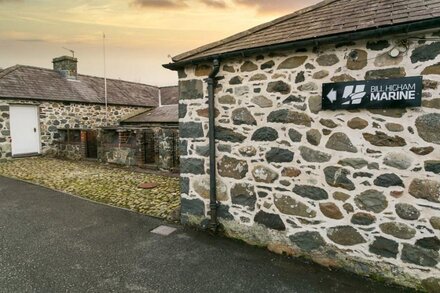 Tal Y Bont Uchaf Courtyard -  a dog that sleeps 18 guests  in 6 bedrooms