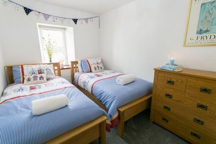 Tyddyn Waen -  a dog that sleeps 6 guests  in 3 bedrooms