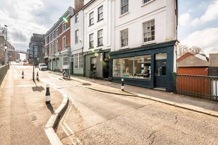 Pass the Keys | Stylish and central character flat with courtyard