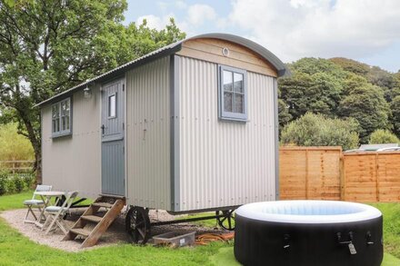 GODREVY SHEPHERDS HUT, romantic, with hot tub in Hayle