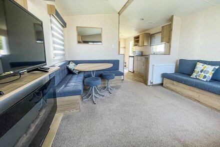 Modern caravan at Broadland Sands in Suffolk, sleeps 6 ref 20256BS