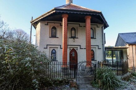 LLWYNGWAIR LODGE, pet friendly in Newport, Pembrokeshire