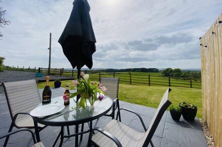 LODGE 2, pet friendly, character holiday cottage in Lockerbie