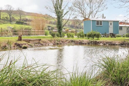 GWITHIAN SHEPHERDS HUT, romantic, with open fire in Hayle