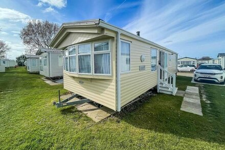 Great caravan at California Cliffs nearby Scratby beach in Norfolk ref 50009B