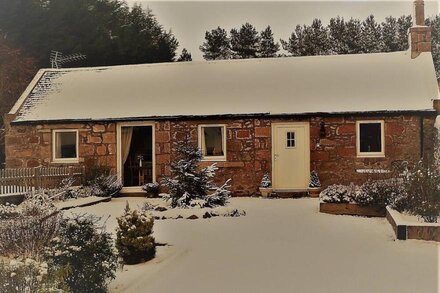 Acorn Bothy cottage in glorious Aberdeenshire ideal for couples or singles