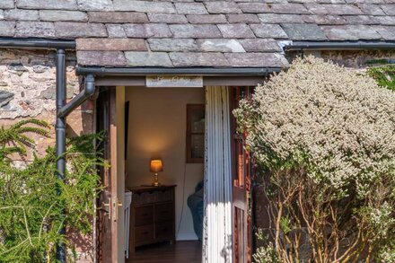 Gunn Cottage -  Dog-friendly cottage with garden & log-burner