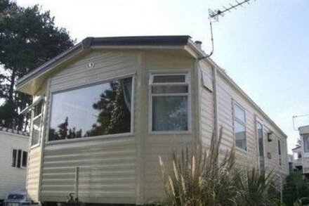 Great sea views, modern 6 berth caravan beach 2 mins away at Rockley Park, Poole