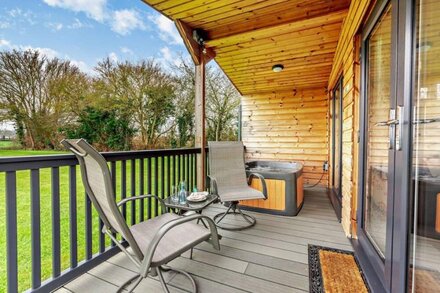 Modern lodge with hot tub - Cotswold Lodge