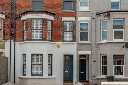 4 bedroom accommodation in Margate