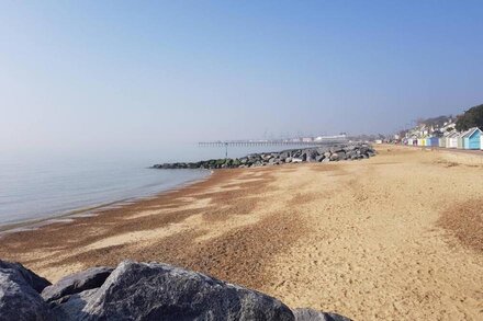 Lovely 4 berth holiday home at Felixstowe Beach Holiday Park ref 55008YC