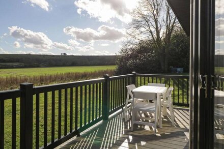 MANOR FARM LODGE, family friendly, with a garden in Bowerchalke