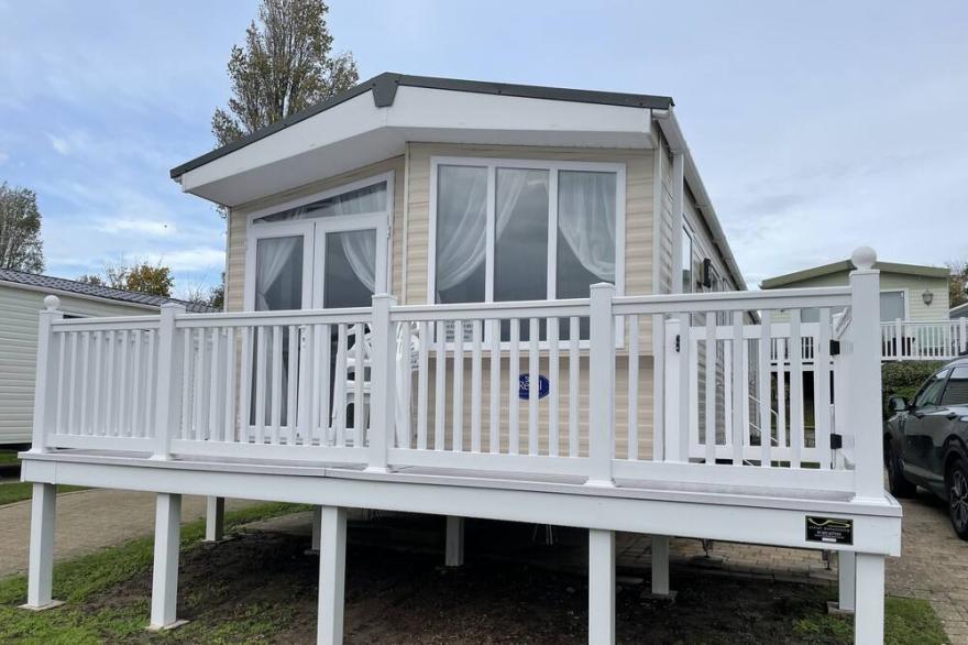 Rambling Rose caravan with sea view on Rockley Park