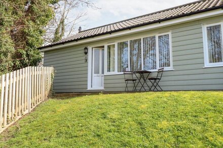 15 THE DELL, pet friendly, character holiday cottage in Mundesley