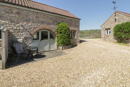 LITTLE WHARF, pet friendly, character holiday cottage in Bleadon